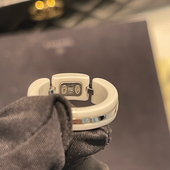 COPY - Chanel Ultra ring in high tech white ceramic and Diamonds - Picture 2 of 6